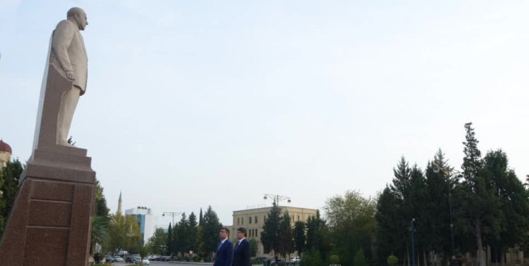 Ekologiya və təbii sərvətlər naziri Yevlaxda vətəndaşları qəbul edib