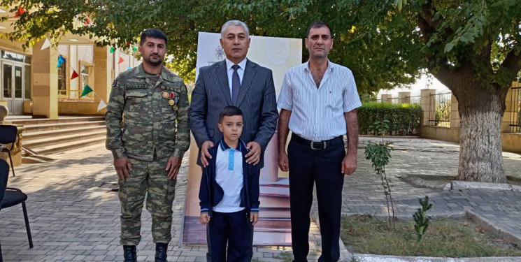 Yevlax Şəhər İcra Hakimiyyəti Başçısı aparatının məsul şəxsləri Şəhid övladlarını ilk dərsə aparıblar