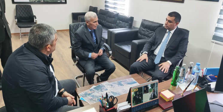 Yevlax Şəhər İcra Hakimiyyətinin Başçısı Şirvan Suvarma Kanalının rayon ərazisindən keçən hissəsində aparılan işlərlə yerində tanış olub